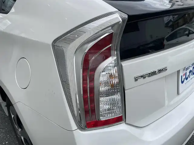 トヨタ プリウス S　マイコーデ 愛知県 2013(平25)年 7.2万km ホワイトパールクリスタルシャイン (株)IDOMが運営する【じしゃロン豊川店】の自社ローン専用車両になります。こちらは現金またはオートローンご利用時の価格です。自社ローンご希望の方は別途その旨お申付け下さい/ 純正SDナビ(CD/FM/AM/Bluetooth/ワンセグTV)/ バックカメラ/ ETC/ オートライト/ 純正革調シートカバー(Sマイコーデ)/ ウインカーミラー/ ドアバイザー/ フロアマット