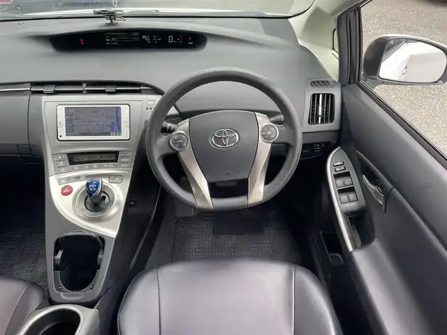 トヨタ プリウス S　マイコーデ 愛知県 2013(平25)年 7.2万km ホワイトパールクリスタルシャイン (株)IDOMが運営する【じしゃロン豊川店】の自社ローン専用車両になります。こちらは現金またはオートローンご利用時の価格です。自社ローンご希望の方は別途その旨お申付け下さい/ 純正SDナビ(CD/FM/AM/Bluetooth/ワンセグTV)/ バックカメラ/ ETC/ オートライト/ 純正革調シートカバー(Sマイコーデ)/ ウインカーミラー/ ドアバイザー/ フロアマット