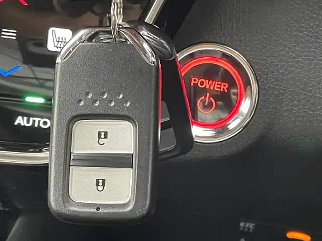 ホンダ ヴェゼル ハイブリッド Z ホンダセンシング 茨城県 2019(令1)年 8.3万km プラチナホワイトパール 純正ナビ/バックカメラ/フルセグ/衝突被害軽減ブレーキ/車線逸脱抑制装置/レーダークルーズコントロール/ETC/ドラレコ/シートヒーター/純正17インチAW/LEDヘッドライト/スマートキー
