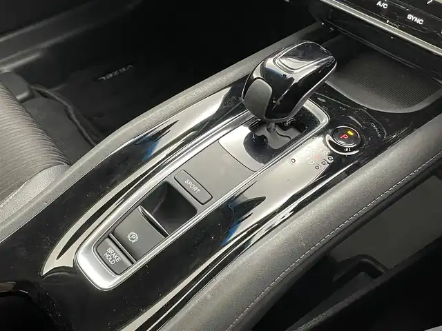 ホンダ ヴェゼル ハイブリッド Z ホンダセンシング 茨城県 2019(令1)年 8.3万km プラチナホワイトパール 純正ナビ/バックカメラ/フルセグ/衝突被害軽減ブレーキ/車線逸脱抑制装置/レーダークルーズコントロール/ETC/ドラレコ/シートヒーター/純正17インチAW/LEDヘッドライト/スマートキー