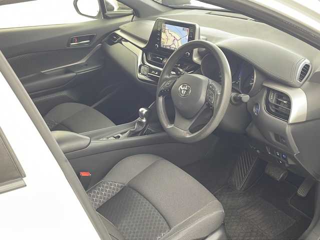 トヨタ Ｃ－ＨＲ S 兵庫県 2020(令2)年 5.8万km ホワイトパールクリスタルシャイン ・トヨタセーフティーセンス/・衝突軽減ブレーキ/・レーンキープアシスト/・レーダークルーズコントロール/・オートマチックハイビーム/・前後コーナーセンサー/・パノラマミックビューモニター/・純正ナビ＆TV＆BT＆DVD＆CD/・スマートキー/・スペアキー/・プッシュスタート/・LEDヘッドライト/・フォグランプ/・オートライト/・フロアマット/・電動パーキング/・オートブレーキホールド/・純正17インチアルミホイール/・横滑り防止装置