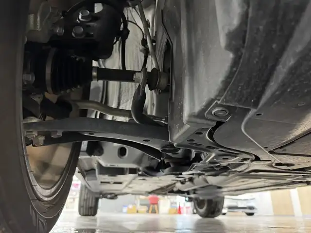トヨタ ヤリスクロス ハイブリッド Z 三重県 2021(令3)年 1万km ホワイトパールクリスタルシャイン ハイブリッド/FF/フロアCVT/純正 8インチディスプレイオーディオ＆ナビ/（AM/FM/USB/iPod/Bluetooth/Miracast/CD/DVD/TV/CarPlay/AndroidAuto）/【OP】パノラミックビューモニター/ビルトイン ETC2.0/Toyota Safety Sense/・プリクラッシュセーフティ［PCS］/・レーントレーシングアシスト［LTA］/・レーダークルコン（全車速追従機能付）/・オートハイビーム［AHB］/・ロードサインアシスト［RSA］/・セカンダリーコリジョンブレーキ［SCB］/・インテリジェントクリアランスソナー［パーキングサポートブレーキ（静止物＆後方接近車両）］/・【OP】ブラインドスポットモニター［BSM］/・先行車発進告知機能/装備/・ハーフレザーシート/・シートヒーター（D/N）/・パワーシート（D6way）/・オートエアコン/・オートライト/・LEDヘッドランプ/・ステアリングスイッチ/・プッシュスタート/・電子パーキングブレーキ＆ブレーキホールド/・USBジャック（充電用x1、入力用x1）/・純正18inAW/・保/取/マルチ取/ナビ取/・スマートキーx2/・【OP】応急用テンパータイヤ/など