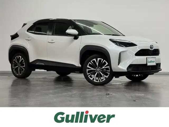 トヨタ ヤリスクロス ハイブリッド Z 三重県 2021(令3)年 1万km ホワイトパールクリスタルシャイン ハイブリッド/FF/フロアCVT/純正 8インチディスプレイオーディオ＆ナビ/（AM/FM/USB/iPod/Bluetooth/Miracast/CD/DVD/TV/CarPlay/AndroidAuto）/【OP】パノラミックビューモニター/ビルトイン ETC2.0/Toyota Safety Sense/・プリクラッシュセーフティ［PCS］/・レーントレーシングアシスト［LTA］/・レーダークルコン（全車速追従機能付）/・オートハイビーム［AHB］/・ロードサインアシスト［RSA］/・セカンダリーコリジョンブレーキ［SCB］/・インテリジェントクリアランスソナー［パーキングサポートブレーキ（静止物＆後方接近車両）］/・【OP】ブラインドスポットモニター［BSM］/・先行車発進告知機能/装備/・ハーフレザーシート/・シートヒーター（D/N）/・パワーシート（D6way）/・オートエアコン/・オートライト/・LEDヘッドランプ/・ステアリングスイッチ/・プッシュスタート/・電子パーキングブレーキ＆ブレーキホールド/・USBジャック（充電用x1、入力用x1）/・純正18inAW/・保/取/マルチ取/ナビ取/・スマートキーx2/・【OP】応急用テンパータイヤ/など