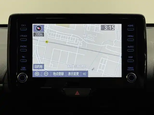 トヨタ ヤリスクロス ハイブリッド Z 三重県 2021(令3)年 1万km ホワイトパールクリスタルシャイン ハイブリッド/FF/フロアCVT/純正 8インチディスプレイオーディオ＆ナビ/（AM/FM/USB/iPod/Bluetooth/Miracast/CD/DVD/TV/CarPlay/AndroidAuto）/【OP】パノラミックビューモニター/ビルトイン ETC2.0/Toyota Safety Sense/・プリクラッシュセーフティ［PCS］/・レーントレーシングアシスト［LTA］/・レーダークルコン（全車速追従機能付）/・オートハイビーム［AHB］/・ロードサインアシスト［RSA］/・セカンダリーコリジョンブレーキ［SCB］/・インテリジェントクリアランスソナー［パーキングサポートブレーキ（静止物＆後方接近車両）］/・【OP】ブラインドスポットモニター［BSM］/・先行車発進告知機能/装備/・ハーフレザーシート/・シートヒーター（D/N）/・パワーシート（D6way）/・オートエアコン/・オートライト/・LEDヘッドランプ/・ステアリングスイッチ/・プッシュスタート/・電子パーキングブレーキ＆ブレーキホールド/・USBジャック（充電用x1、入力用x1）/・純正18inAW/・保/取/マルチ取/ナビ取/・スマートキーx2/・【OP】応急用テンパータイヤ/など