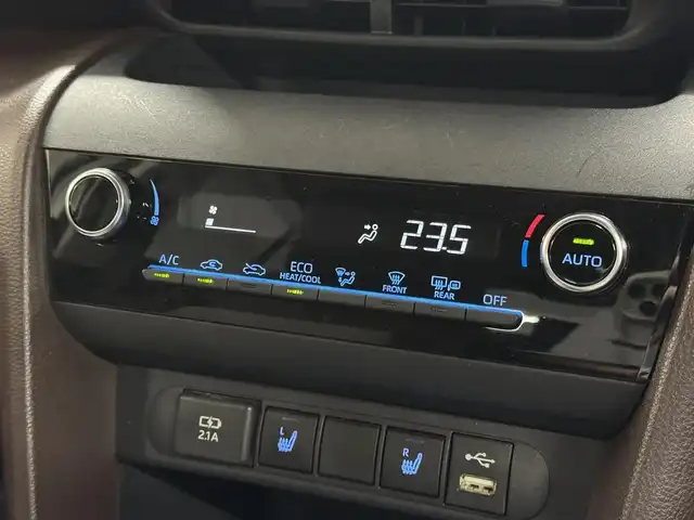トヨタ ヤリスクロス ハイブリッド Z 三重県 2021(令3)年 1万km ホワイトパールクリスタルシャイン ハイブリッド/FF/フロアCVT/純正 8インチディスプレイオーディオ＆ナビ/（AM/FM/USB/iPod/Bluetooth/Miracast/CD/DVD/TV/CarPlay/AndroidAuto）/【OP】パノラミックビューモニター/ビルトイン ETC2.0/Toyota Safety Sense/・プリクラッシュセーフティ［PCS］/・レーントレーシングアシスト［LTA］/・レーダークルコン（全車速追従機能付）/・オートハイビーム［AHB］/・ロードサインアシスト［RSA］/・セカンダリーコリジョンブレーキ［SCB］/・インテリジェントクリアランスソナー［パーキングサポートブレーキ（静止物＆後方接近車両）］/・【OP】ブラインドスポットモニター［BSM］/・先行車発進告知機能/装備/・ハーフレザーシート/・シートヒーター（D/N）/・パワーシート（D6way）/・オートエアコン/・オートライト/・LEDヘッドランプ/・ステアリングスイッチ/・プッシュスタート/・電子パーキングブレーキ＆ブレーキホールド/・USBジャック（充電用x1、入力用x1）/・純正18inAW/・保/取/マルチ取/ナビ取/・スマートキーx2/・【OP】応急用テンパータイヤ/など