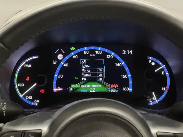 トヨタ ヤリスクロス ハイブリッド Z 三重県 2021(令3)年 1万km ホワイトパールクリスタルシャイン ハイブリッド/FF/フロアCVT/純正 8インチディスプレイオーディオ＆ナビ/（AM/FM/USB/iPod/Bluetooth/Miracast/CD/DVD/TV/CarPlay/AndroidAuto）/【OP】パノラミックビューモニター/ビルトイン ETC2.0/Toyota Safety Sense/・プリクラッシュセーフティ［PCS］/・レーントレーシングアシスト［LTA］/・レーダークルコン（全車速追従機能付）/・オートハイビーム［AHB］/・ロードサインアシスト［RSA］/・セカンダリーコリジョンブレーキ［SCB］/・インテリジェントクリアランスソナー［パーキングサポートブレーキ（静止物＆後方接近車両）］/・【OP】ブラインドスポットモニター［BSM］/・先行車発進告知機能/装備/・ハーフレザーシート/・シートヒーター（D/N）/・パワーシート（D6way）/・オートエアコン/・オートライト/・LEDヘッドランプ/・ステアリングスイッチ/・プッシュスタート/・電子パーキングブレーキ＆ブレーキホールド/・USBジャック（充電用x1、入力用x1）/・純正18inAW/・保/取/マルチ取/ナビ取/・スマートキーx2/・【OP】応急用テンパータイヤ/など