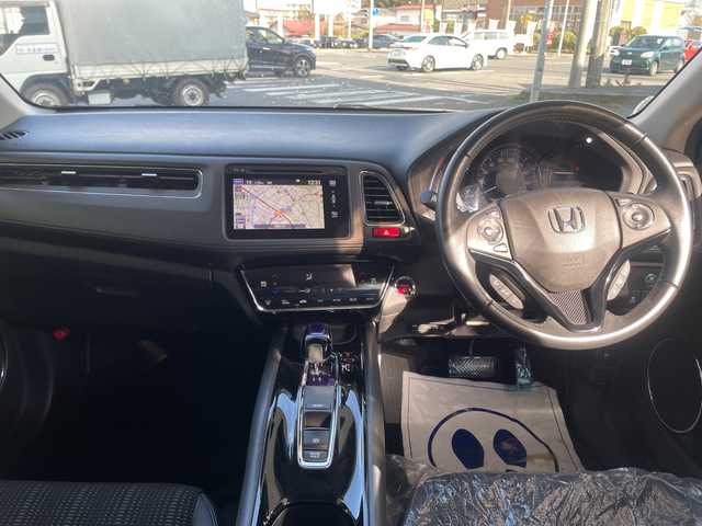 ホンダ ヴェゼル ハイブリッド Z 福島県 2014(平26)年 6.9万km クリスタルブラックパール 純正インターナビ/・フルセグTV（走行中視聴不可）/・iPod/・HDMI/・DISC（CD＆DVD）/・AM＆FM/バックカメラ/あんしんパッケージ/ビルトインETC/LEDライト/フォグランプ/ハーフレザーシート/シートヒーター（D＋N席）/パドルシフト