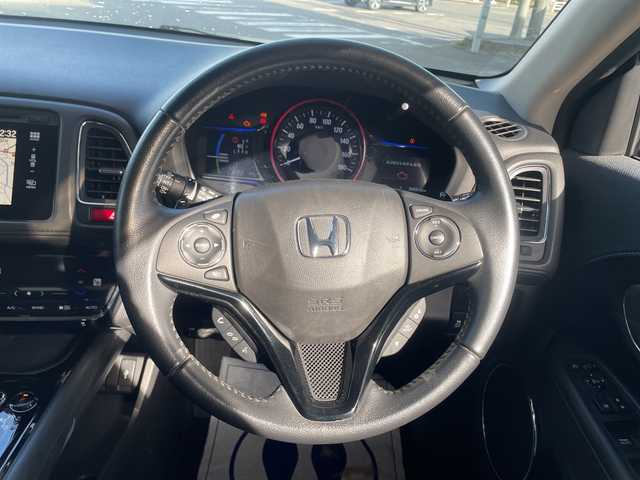 ホンダ ヴェゼル ハイブリッド Z 福島県 2014(平26)年 6.9万km クリスタルブラックパール 純正インターナビ/・フルセグTV（走行中視聴不可）/・iPod/・HDMI/・DISC（CD＆DVD）/・AM＆FM/バックカメラ/あんしんパッケージ/ビルトインETC/LEDライト/フォグランプ/ハーフレザーシート/シートヒーター（D＋N席）/パドルシフト