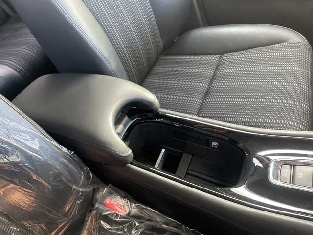 ホンダ ヴェゼル ハイブリッド Z 福島県 2014(平26)年 6.9万km クリスタルブラックパール 純正インターナビ/・フルセグTV（走行中視聴不可）/・iPod/・HDMI/・DISC（CD＆DVD）/・AM＆FM/バックカメラ/あんしんパッケージ/ビルトインETC/LEDライト/フォグランプ/ハーフレザーシート/シートヒーター（D＋N席）/パドルシフト