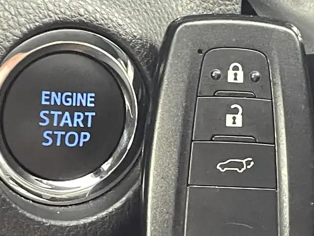 トヨタ ＲＡＶ４ G Zパッケージ 熊本県 2019(令1)年 4.5万km アティチュードブラックマイカ 社外ナビAVN-D10W（ＣＤ・ＤＶＤ・フルセグ・ＢＴ・ＳＤ）/社外前方ドライブレコーダー/バックカメラ　/レーダークルーズコントロール/ビルトインＥＴＣ　/運転席メモリー付きパワーシート　/前席シートヒーター　/ステアリングヒーター　/パワーバックドア　/トヨタセーフティーセンス/・プリクラッシュセーフティ/・パーキングサポート/・レーンキープアシスト/・駐車時支援パーキングサポートシステム/・ロードサインアシスト/・レーダークルーズコントロール/.オートハイビーム/・ブラインドスポットモニター/ダウンヒルアシスト/前後クリアランスソナー/純正フロアマット/純正19インチAW/オートライト/LEDヘッドライト/フォグライト/スマートキー/プッシュスタート/保証書/取扱説明書