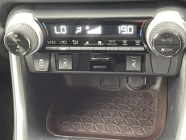 トヨタ ＲＡＶ４ G Zパッケージ 熊本県 2019(令1)年 4.5万km アティチュードブラックマイカ 社外ナビAVN-D10W（ＣＤ・ＤＶＤ・フルセグ・ＢＴ・ＳＤ）/社外前方ドライブレコーダー/バックカメラ　/レーダークルーズコントロール/ビルトインＥＴＣ　/運転席メモリー付きパワーシート　/前席シートヒーター　/ステアリングヒーター　/パワーバックドア　/トヨタセーフティーセンス/・プリクラッシュセーフティ/・パーキングサポート/・レーンキープアシスト/・駐車時支援パーキングサポートシステム/・ロードサインアシスト/・レーダークルーズコントロール/.オートハイビーム/・ブラインドスポットモニター/ダウンヒルアシスト/前後クリアランスソナー/純正フロアマット/純正19インチAW/オートライト/LEDヘッドライト/フォグライト/スマートキー/プッシュスタート/保証書/取扱説明書