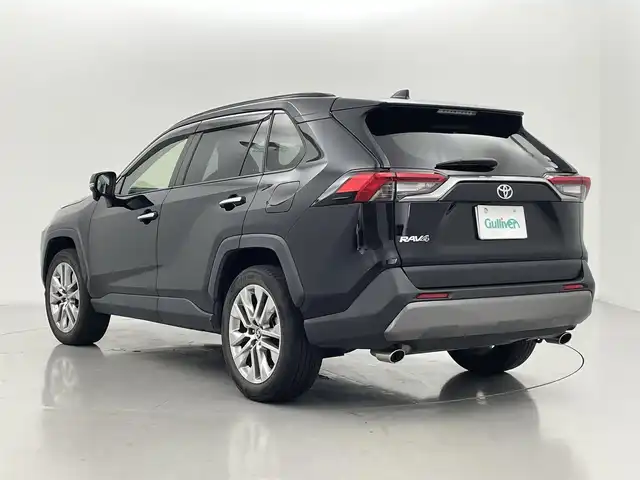 トヨタ ＲＡＶ４ G Zパッケージ 熊本県 2019(令1)年 4.5万km アティチュードブラックマイカ 社外ナビAVN-D10W（ＣＤ・ＤＶＤ・フルセグ・ＢＴ・ＳＤ）/社外前方ドライブレコーダー/バックカメラ　/レーダークルーズコントロール/ビルトインＥＴＣ　/運転席メモリー付きパワーシート　/前席シートヒーター　/ステアリングヒーター　/パワーバックドア　/トヨタセーフティーセンス/・プリクラッシュセーフティ/・パーキングサポート/・レーンキープアシスト/・駐車時支援パーキングサポートシステム/・ロードサインアシスト/・レーダークルーズコントロール/.オートハイビーム/・ブラインドスポットモニター/ダウンヒルアシスト/前後クリアランスソナー/純正フロアマット/純正19インチAW/オートライト/LEDヘッドライト/フォグライト/スマートキー/プッシュスタート/保証書/取扱説明書