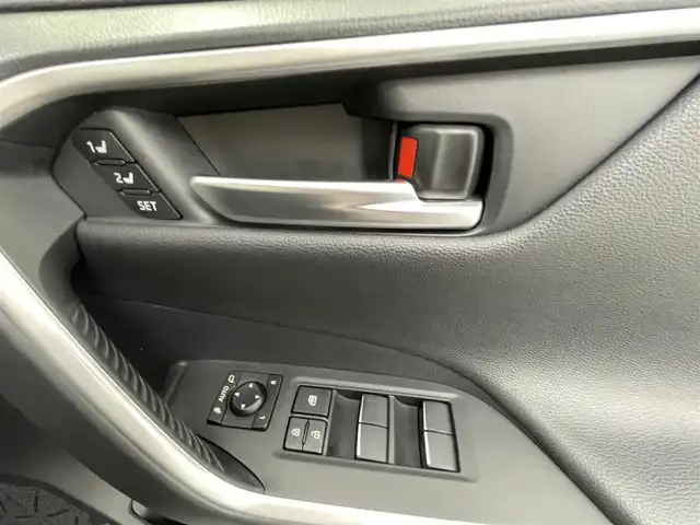 トヨタ ＲＡＶ４ G Zパッケージ 熊本県 2019(令1)年 4.5万km アティチュードブラックマイカ 社外ナビAVN-D10W（ＣＤ・ＤＶＤ・フルセグ・ＢＴ・ＳＤ）/社外前方ドライブレコーダー/バックカメラ　/レーダークルーズコントロール/ビルトインＥＴＣ　/運転席メモリー付きパワーシート　/前席シートヒーター　/ステアリングヒーター　/パワーバックドア　/トヨタセーフティーセンス/・プリクラッシュセーフティ/・パーキングサポート/・レーンキープアシスト/・駐車時支援パーキングサポートシステム/・ロードサインアシスト/・レーダークルーズコントロール/.オートハイビーム/・ブラインドスポットモニター/ダウンヒルアシスト/前後クリアランスソナー/純正フロアマット/純正19インチAW/オートライト/LEDヘッドライト/フォグライト/スマートキー/プッシュスタート/保証書/取扱説明書