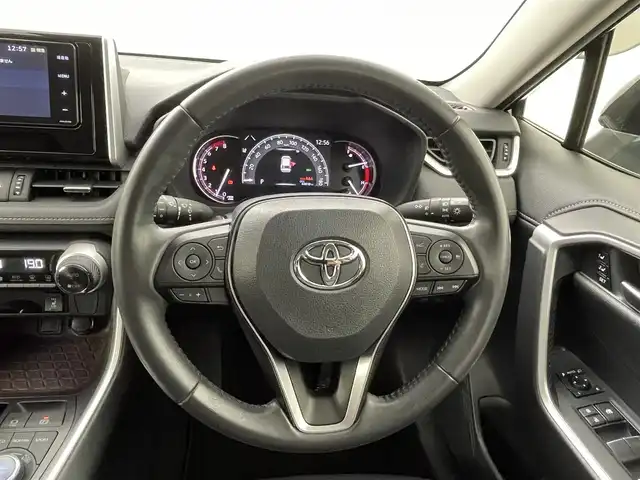 トヨタ ＲＡＶ４ G Zパッケージ 熊本県 2019(令1)年 4.5万km アティチュードブラックマイカ 社外ナビAVN-D10W（ＣＤ・ＤＶＤ・フルセグ・ＢＴ・ＳＤ）/社外前方ドライブレコーダー/バックカメラ　/レーダークルーズコントロール/ビルトインＥＴＣ　/運転席メモリー付きパワーシート　/前席シートヒーター　/ステアリングヒーター　/パワーバックドア　/トヨタセーフティーセンス/・プリクラッシュセーフティ/・パーキングサポート/・レーンキープアシスト/・駐車時支援パーキングサポートシステム/・ロードサインアシスト/・レーダークルーズコントロール/.オートハイビーム/・ブラインドスポットモニター/ダウンヒルアシスト/前後クリアランスソナー/純正フロアマット/純正19インチAW/オートライト/LEDヘッドライト/フォグライト/スマートキー/プッシュスタート/保証書/取扱説明書