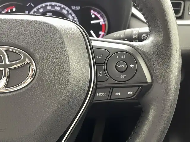 トヨタ ＲＡＶ４ G Zパッケージ 熊本県 2019(令1)年 4.5万km アティチュードブラックマイカ 社外ナビAVN-D10W（ＣＤ・ＤＶＤ・フルセグ・ＢＴ・ＳＤ）/社外前方ドライブレコーダー/バックカメラ　/レーダークルーズコントロール/ビルトインＥＴＣ　/運転席メモリー付きパワーシート　/前席シートヒーター　/ステアリングヒーター　/パワーバックドア　/トヨタセーフティーセンス/・プリクラッシュセーフティ/・パーキングサポート/・レーンキープアシスト/・駐車時支援パーキングサポートシステム/・ロードサインアシスト/・レーダークルーズコントロール/.オートハイビーム/・ブラインドスポットモニター/ダウンヒルアシスト/前後クリアランスソナー/純正フロアマット/純正19インチAW/オートライト/LEDヘッドライト/フォグライト/スマートキー/プッシュスタート/保証書/取扱説明書