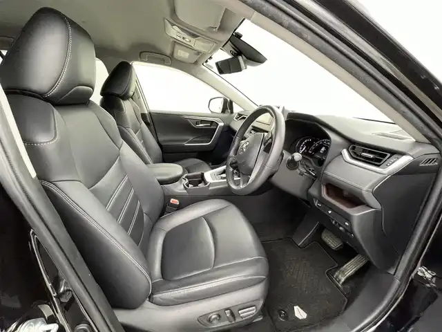 トヨタ ＲＡＶ４ G Zパッケージ 熊本県 2019(令1)年 4.5万km アティチュードブラックマイカ 社外ナビAVN-D10W（ＣＤ・ＤＶＤ・フルセグ・ＢＴ・ＳＤ）/社外前方ドライブレコーダー/バックカメラ　/レーダークルーズコントロール/ビルトインＥＴＣ　/運転席メモリー付きパワーシート　/前席シートヒーター　/ステアリングヒーター　/パワーバックドア　/トヨタセーフティーセンス/・プリクラッシュセーフティ/・パーキングサポート/・レーンキープアシスト/・駐車時支援パーキングサポートシステム/・ロードサインアシスト/・レーダークルーズコントロール/.オートハイビーム/・ブラインドスポットモニター/ダウンヒルアシスト/前後クリアランスソナー/純正フロアマット/純正19インチAW/オートライト/LEDヘッドライト/フォグライト/スマートキー/プッシュスタート/保証書/取扱説明書