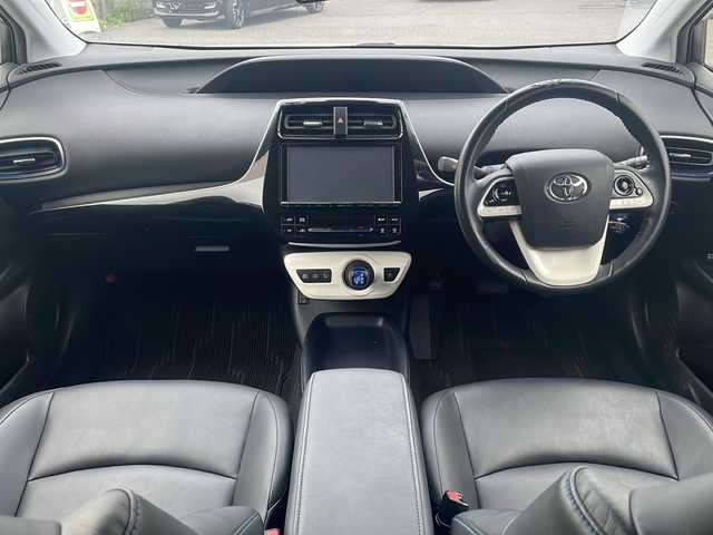 トヨタ プリウス S ツーリングセレクション 山口県 2016(平28)年 5.6万km パール 黒革レザーシート　/セーフティセンス　/クルーズコントロール　/純正９型ナビ　/バックカメラ　/シートヒーター　/ＬＥＤヘッドライト　/ＥＴＣ　/純正アルミホイール　/横滑り防止装置　/フルセグテレビ/ドラレコ