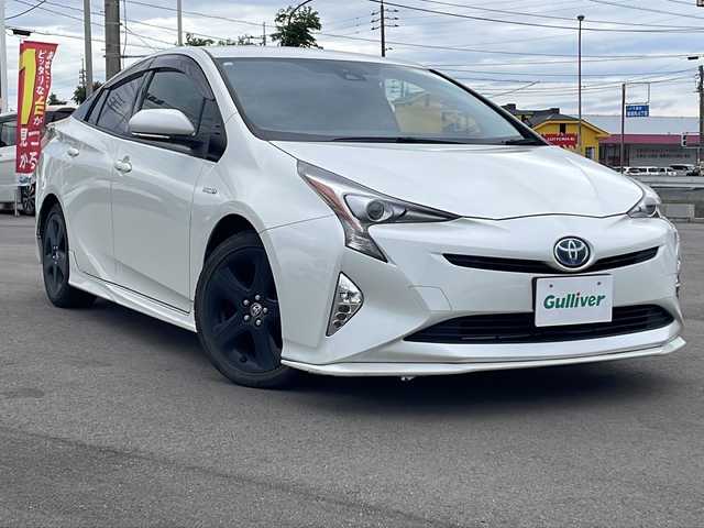 トヨタ プリウス S ツーリングセレクション 山口県 2016(平28)年 5.6万km パール 黒革レザーシート　/セーフティセンス　/クルーズコントロール　/純正９型ナビ　/バックカメラ　/シートヒーター　/ＬＥＤヘッドライト　/ＥＴＣ　/純正アルミホイール　/横滑り防止装置　/フルセグテレビ/ドラレコ