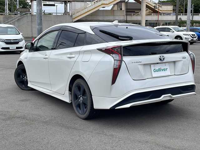 トヨタ プリウス S ツーリングセレクション 山口県 2016(平28)年 5.6万km パール 黒革レザーシート　/セーフティセンス　/クルーズコントロール　/純正９型ナビ　/バックカメラ　/シートヒーター　/ＬＥＤヘッドライト　/ＥＴＣ　/純正アルミホイール　/横滑り防止装置　/フルセグテレビ/ドラレコ