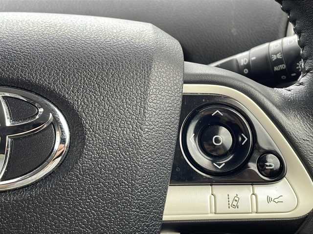 トヨタ プリウス S ツーリングセレクション 山口県 2016(平28)年 5.6万km パール 黒革レザーシート　/セーフティセンス　/クルーズコントロール　/純正９型ナビ　/バックカメラ　/シートヒーター　/ＬＥＤヘッドライト　/ＥＴＣ　/純正アルミホイール　/横滑り防止装置　/フルセグテレビ/ドラレコ