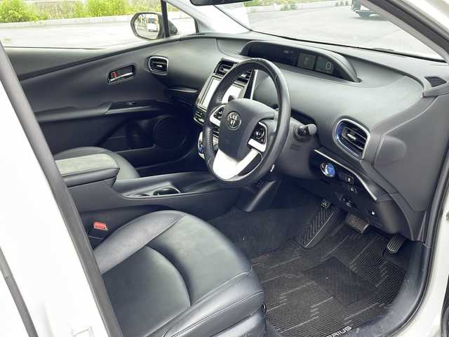 トヨタ プリウス S ツーリングセレクション 山口県 2016(平28)年 5.6万km パール 黒革レザーシート　/セーフティセンス　/クルーズコントロール　/純正９型ナビ　/バックカメラ　/シートヒーター　/ＬＥＤヘッドライト　/ＥＴＣ　/純正アルミホイール　/横滑り防止装置　/フルセグテレビ/ドラレコ