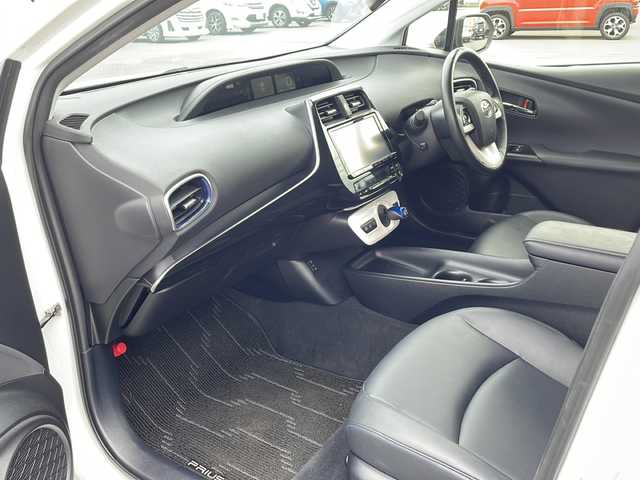 トヨタ プリウス S ツーリングセレクション 山口県 2016(平28)年 5.6万km パール 黒革レザーシート　/セーフティセンス　/クルーズコントロール　/純正９型ナビ　/バックカメラ　/シートヒーター　/ＬＥＤヘッドライト　/ＥＴＣ　/純正アルミホイール　/横滑り防止装置　/フルセグテレビ/ドラレコ