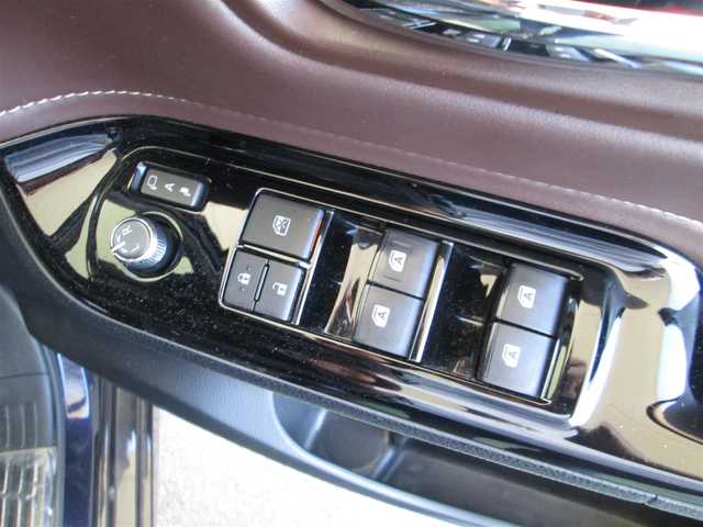 トヨタ エスクァイア ハイブリッド Gi 千葉県 2017(平29)年 6.6万km スパークリングブラックパールクリスタルシャイン 純正10型SDナビ、フルセグTV(キャンセラー有)/バックカメラ/純正オーディオ【DVD/CD/BT/SD】/Toyota Safety Sense C/両側パワースライドドア/LEDヘッドライト&LEDフォグランプ/クルーズコントロール/ウッドコンビステアリング/黒革シート/前席シートヒーター/スペアタイヤ/ビルトインETC2.0、スペアキー/取扱説明書/新車時保証書/トヨタ整備記録簿(H30/R1/2/3/4/5/6)