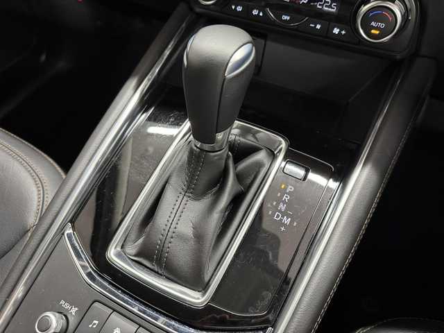 マツダ ＣＸ－５ XD Lパッケージ 三重県 2018(平30)年 2.3万km ソウルレッドクリスタルM 2.2L ディーゼルターボ/FF/MTモード付フロア6AT/純正 7インチナビ/（FM/AM/aha/Stitcher/Bluetooth/USB/CD*/AUX/DVD*/TV*）*…OP/【OP】360°ビュー・モニター/【OP】BOSEサウンドシステム/ビルトインETC/安全/・スマートブレーキサポート/・車線逸脱警報システム（LDWS）/・レーンキープアシストシステム（LAS）/・レーダークルーズコントロール（MRCC）/・BSMシステム（リアクロストラフィックアラート機能付）/・交通標識認識システム（TSR）/・ドライバーアテンションアラート/・パーキングセンサーシステム（前後：前方OP）/装備/・本革シート/・パワーシート（D10way/N6way）/・シートヒーター（D/N/2nd左右）/・ステアリングヒーター/・パワーテールゲート/・左右独立オートエアコン/・オートライト/・LEDヘッドランプ/・レインセンサーワイパー/・電子パーキングブレーキ＆オートホールド/・ステアリングスイッチ/・プッシュスタート/・純正19inAW/・スマートキーx2/など