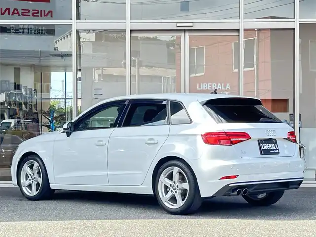 アウディ Ａ３ SB 30TFSI シグネチャーED 福岡県 2020(令2)年 1.1万km 白 ＡＣＣ　/ＢＳＭ　/バーチャルコックピット　/純正ナビ／ＴＶ　/Ｂｌｕｅｔｏｏｔｈ　/Ｂカメラ　/ＣＤ／ＤＶＤ　/パドルシフト　/Ｄ席パワーシート　/シートヒーター　/スマートキー　/純正１７インチＡＷ