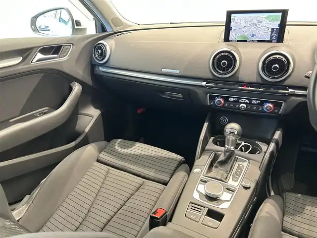 アウディ Ａ３ SB 30TFSI シグネチャーED 福岡県 2020(令2)年 1.1万km 白 ＡＣＣ　/ＢＳＭ　/バーチャルコックピット　/純正ナビ／ＴＶ　/Ｂｌｕｅｔｏｏｔｈ　/Ｂカメラ　/ＣＤ／ＤＶＤ　/パドルシフト　/Ｄ席パワーシート　/シートヒーター　/スマートキー　/純正１７インチＡＷ