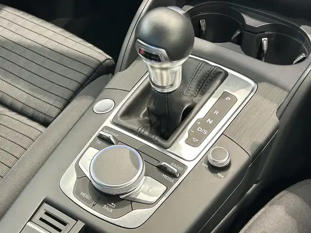 アウディ Ａ３ SB 30TFSI シグネチャーED 福岡県 2020(令2)年 1.1万km 白 ＡＣＣ　/ＢＳＭ　/バーチャルコックピット　/純正ナビ／ＴＶ　/Ｂｌｕｅｔｏｏｔｈ　/Ｂカメラ　/ＣＤ／ＤＶＤ　/パドルシフト　/Ｄ席パワーシート　/シートヒーター　/スマートキー　/純正１７インチＡＷ