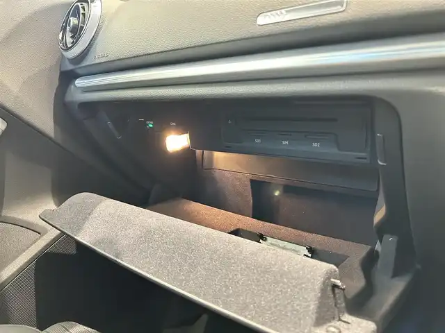 アウディ Ａ３ SB 30TFSI シグネチャーED 福岡県 2020(令2)年 1.1万km 白 ＡＣＣ　/ＢＳＭ　/バーチャルコックピット　/純正ナビ／ＴＶ　/Ｂｌｕｅｔｏｏｔｈ　/Ｂカメラ　/ＣＤ／ＤＶＤ　/パドルシフト　/Ｄ席パワーシート　/シートヒーター　/スマートキー　/純正１７インチＡＷ