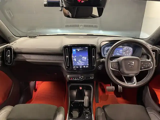 ボルボ ボルボ ＸＣ４０ B4 AWD Rデザイン 道央・札幌 2020(令2)年 1.4万km クリスタルホワイトP/ブラック チルトアップ機能付電動パノラマ・ガラス・サンルーフ/harman/Kardonプレミアムサウンド・オーディオシステム/歩行者・サイクリスト・大型動物検知機能（夜間含む）/被追突時警告機能（静止時ブレーキ維持機能付）/インターセクション・サポート（右折時対向車検知機能）/全車速追従機能付ACC/パイロットアシスト/LKA/LEDヘッドライト/衝突回避・被害軽減ブレーキ/オン・カミング・レーン・ミディゲーション/ステアリング・アシスト付BLIS/LCMA/DAC/RSI/パーク・アシスト・パイロット/360度カメラ/パワーテールゲート/パワーシート（D/N）/メモリー付パワーシート（D）/シートヒーター（D/N）/純正１９インチAW/ETC/・保証書、取扱説明書（有）/・スペアキー×１