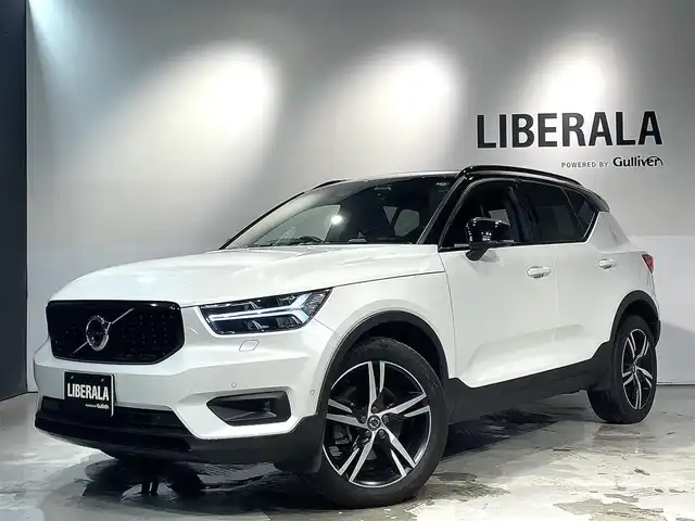 ボルボ ボルボ ＸＣ４０ B4 AWD Rデザイン 道央・札幌 2020(令2)年 1.4万km クリスタルホワイトP/ブラック チルトアップ機能付電動パノラマ・ガラス・サンルーフ/harman/Kardonプレミアムサウンド・オーディオシステム/歩行者・サイクリスト・大型動物検知機能（夜間含む）/被追突時警告機能（静止時ブレーキ維持機能付）/インターセクション・サポート（右折時対向車検知機能）/全車速追従機能付ACC/パイロットアシスト/LKA/LEDヘッドライト/衝突回避・被害軽減ブレーキ/オン・カミング・レーン・ミディゲーション/ステアリング・アシスト付BLIS/LCMA/DAC/RSI/パーク・アシスト・パイロット/360度カメラ/パワーテールゲート/パワーシート（D/N）/メモリー付パワーシート（D）/シートヒーター（D/N）/純正１９インチAW/ETC/・保証書、取扱説明書（有）/・スペアキー×１