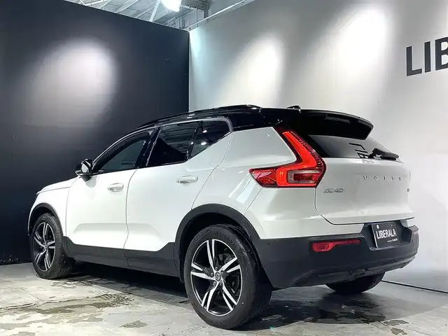 ボルボ ボルボ ＸＣ４０ B4 AWD Rデザイン 道央・札幌 2020(令2)年 1.4万km クリスタルホワイトP/ブラック チルトアップ機能付電動パノラマ・ガラス・サンルーフ/harman/Kardonプレミアムサウンド・オーディオシステム/歩行者・サイクリスト・大型動物検知機能（夜間含む）/被追突時警告機能（静止時ブレーキ維持機能付）/インターセクション・サポート（右折時対向車検知機能）/全車速追従機能付ACC/パイロットアシスト/LKA/LEDヘッドライト/衝突回避・被害軽減ブレーキ/オン・カミング・レーン・ミディゲーション/ステアリング・アシスト付BLIS/LCMA/DAC/RSI/パーク・アシスト・パイロット/360度カメラ/パワーテールゲート/パワーシート（D/N）/メモリー付パワーシート（D）/シートヒーター（D/N）/純正１９インチAW/ETC/・保証書、取扱説明書（有）/・スペアキー×１