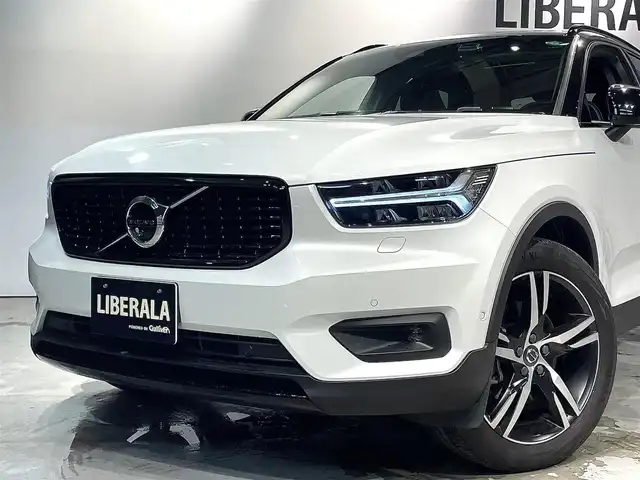ボルボ ボルボ ＸＣ４０ B4 AWD Rデザイン 道央・札幌 2020(令2)年 1.4万km クリスタルホワイトP/ブラック チルトアップ機能付電動パノラマ・ガラス・サンルーフ/harman/Kardonプレミアムサウンド・オーディオシステム/歩行者・サイクリスト・大型動物検知機能（夜間含む）/被追突時警告機能（静止時ブレーキ維持機能付）/インターセクション・サポート（右折時対向車検知機能）/全車速追従機能付ACC/パイロットアシスト/LKA/LEDヘッドライト/衝突回避・被害軽減ブレーキ/オン・カミング・レーン・ミディゲーション/ステアリング・アシスト付BLIS/LCMA/DAC/RSI/パーク・アシスト・パイロット/360度カメラ/パワーテールゲート/パワーシート（D/N）/メモリー付パワーシート（D）/シートヒーター（D/N）/純正１９インチAW/ETC/・保証書、取扱説明書（有）/・スペアキー×１