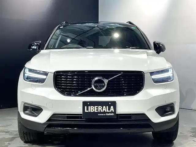 ボルボ ボルボ ＸＣ４０ B4 AWD Rデザイン 道央・札幌 2020(令2)年 1.4万km クリスタルホワイトP/ブラック チルトアップ機能付電動パノラマ・ガラス・サンルーフ/harman/Kardonプレミアムサウンド・オーディオシステム/歩行者・サイクリスト・大型動物検知機能（夜間含む）/被追突時警告機能（静止時ブレーキ維持機能付）/インターセクション・サポート（右折時対向車検知機能）/全車速追従機能付ACC/パイロットアシスト/LKA/LEDヘッドライト/衝突回避・被害軽減ブレーキ/オン・カミング・レーン・ミディゲーション/ステアリング・アシスト付BLIS/LCMA/DAC/RSI/パーク・アシスト・パイロット/360度カメラ/パワーテールゲート/パワーシート（D/N）/メモリー付パワーシート（D）/シートヒーター（D/N）/純正１９インチAW/ETC/・保証書、取扱説明書（有）/・スペアキー×１