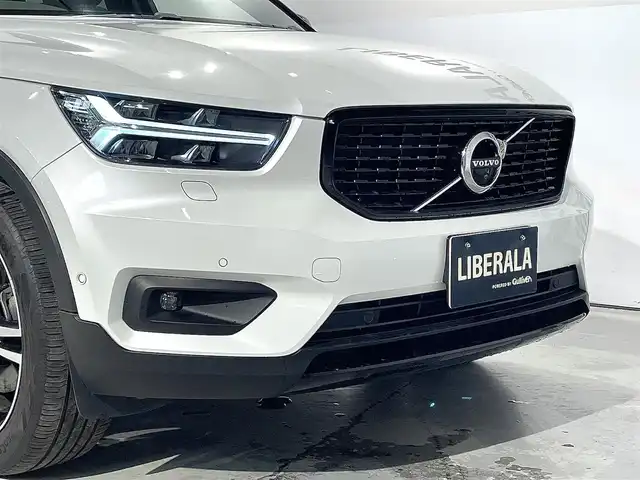 ボルボ ボルボ ＸＣ４０ B4 AWD Rデザイン 道央・札幌 2020(令2)年 1.4万km クリスタルホワイトP/ブラック チルトアップ機能付電動パノラマ・ガラス・サンルーフ/harman/Kardonプレミアムサウンド・オーディオシステム/歩行者・サイクリスト・大型動物検知機能（夜間含む）/被追突時警告機能（静止時ブレーキ維持機能付）/インターセクション・サポート（右折時対向車検知機能）/全車速追従機能付ACC/パイロットアシスト/LKA/LEDヘッドライト/衝突回避・被害軽減ブレーキ/オン・カミング・レーン・ミディゲーション/ステアリング・アシスト付BLIS/LCMA/DAC/RSI/パーク・アシスト・パイロット/360度カメラ/パワーテールゲート/パワーシート（D/N）/メモリー付パワーシート（D）/シートヒーター（D/N）/純正１９インチAW/ETC/・保証書、取扱説明書（有）/・スペアキー×１