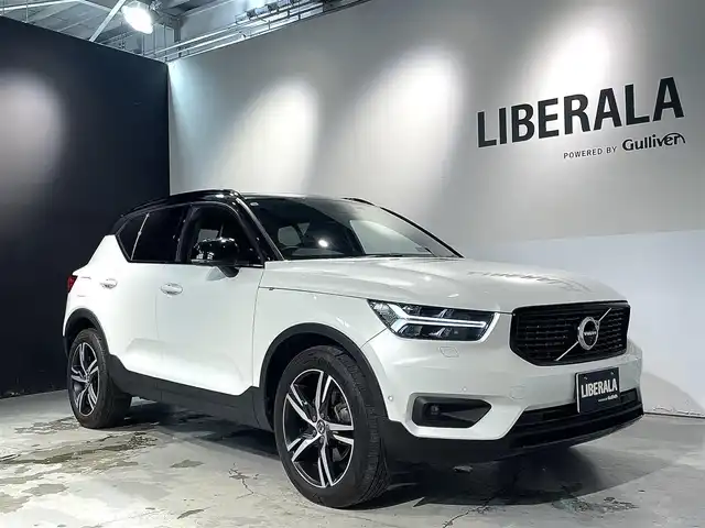 ボルボ ボルボ ＸＣ４０ B4 AWD Rデザイン 道央・札幌 2020(令2)年 1.4万km クリスタルホワイトP/ブラック チルトアップ機能付電動パノラマ・ガラス・サンルーフ/harman/Kardonプレミアムサウンド・オーディオシステム/歩行者・サイクリスト・大型動物検知機能（夜間含む）/被追突時警告機能（静止時ブレーキ維持機能付）/インターセクション・サポート（右折時対向車検知機能）/全車速追従機能付ACC/パイロットアシスト/LKA/LEDヘッドライト/衝突回避・被害軽減ブレーキ/オン・カミング・レーン・ミディゲーション/ステアリング・アシスト付BLIS/LCMA/DAC/RSI/パーク・アシスト・パイロット/360度カメラ/パワーテールゲート/パワーシート（D/N）/メモリー付パワーシート（D）/シートヒーター（D/N）/純正１９インチAW/ETC/・保証書、取扱説明書（有）/・スペアキー×１