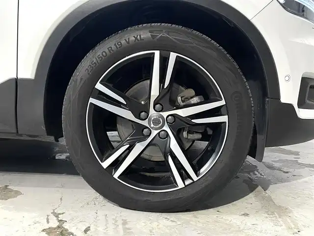 ボルボ ボルボ ＸＣ４０ B4 AWD Rデザイン 道央・札幌 2020(令2)年 1.4万km クリスタルホワイトP/ブラック チルトアップ機能付電動パノラマ・ガラス・サンルーフ/harman/Kardonプレミアムサウンド・オーディオシステム/歩行者・サイクリスト・大型動物検知機能（夜間含む）/被追突時警告機能（静止時ブレーキ維持機能付）/インターセクション・サポート（右折時対向車検知機能）/全車速追従機能付ACC/パイロットアシスト/LKA/LEDヘッドライト/衝突回避・被害軽減ブレーキ/オン・カミング・レーン・ミディゲーション/ステアリング・アシスト付BLIS/LCMA/DAC/RSI/パーク・アシスト・パイロット/360度カメラ/パワーテールゲート/パワーシート（D/N）/メモリー付パワーシート（D）/シートヒーター（D/N）/純正１９インチAW/ETC/・保証書、取扱説明書（有）/・スペアキー×１