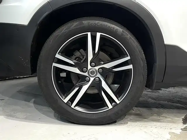 ボルボ ボルボ ＸＣ４０ B4 AWD Rデザイン 道央・札幌 2020(令2)年 1.4万km クリスタルホワイトP/ブラック チルトアップ機能付電動パノラマ・ガラス・サンルーフ/harman/Kardonプレミアムサウンド・オーディオシステム/歩行者・サイクリスト・大型動物検知機能（夜間含む）/被追突時警告機能（静止時ブレーキ維持機能付）/インターセクション・サポート（右折時対向車検知機能）/全車速追従機能付ACC/パイロットアシスト/LKA/LEDヘッドライト/衝突回避・被害軽減ブレーキ/オン・カミング・レーン・ミディゲーション/ステアリング・アシスト付BLIS/LCMA/DAC/RSI/パーク・アシスト・パイロット/360度カメラ/パワーテールゲート/パワーシート（D/N）/メモリー付パワーシート（D）/シートヒーター（D/N）/純正１９インチAW/ETC/・保証書、取扱説明書（有）/・スペアキー×１