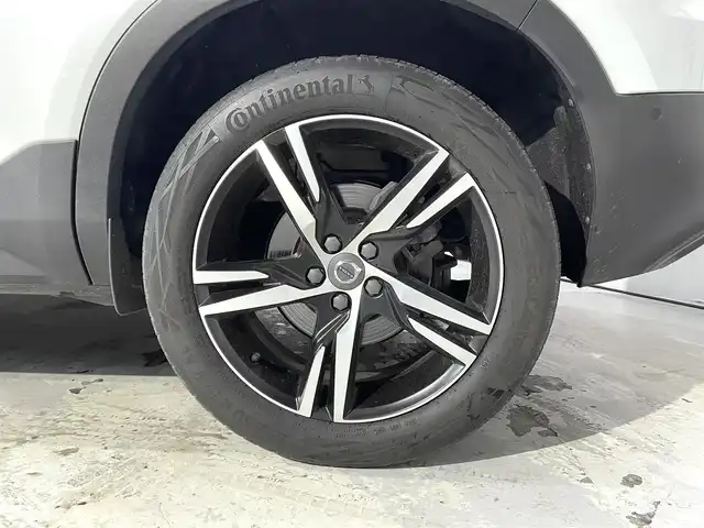 ボルボ ボルボ ＸＣ４０ B4 AWD Rデザイン 道央・札幌 2020(令2)年 1.4万km クリスタルホワイトP/ブラック チルトアップ機能付電動パノラマ・ガラス・サンルーフ/harman/Kardonプレミアムサウンド・オーディオシステム/歩行者・サイクリスト・大型動物検知機能（夜間含む）/被追突時警告機能（静止時ブレーキ維持機能付）/インターセクション・サポート（右折時対向車検知機能）/全車速追従機能付ACC/パイロットアシスト/LKA/LEDヘッドライト/衝突回避・被害軽減ブレーキ/オン・カミング・レーン・ミディゲーション/ステアリング・アシスト付BLIS/LCMA/DAC/RSI/パーク・アシスト・パイロット/360度カメラ/パワーテールゲート/パワーシート（D/N）/メモリー付パワーシート（D）/シートヒーター（D/N）/純正１９インチAW/ETC/・保証書、取扱説明書（有）/・スペアキー×１