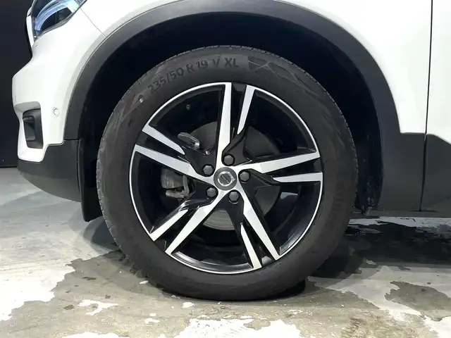 ボルボ ボルボ ＸＣ４０ B4 AWD Rデザイン 道央・札幌 2020(令2)年 1.4万km クリスタルホワイトP/ブラック チルトアップ機能付電動パノラマ・ガラス・サンルーフ/harman/Kardonプレミアムサウンド・オーディオシステム/歩行者・サイクリスト・大型動物検知機能（夜間含む）/被追突時警告機能（静止時ブレーキ維持機能付）/インターセクション・サポート（右折時対向車検知機能）/全車速追従機能付ACC/パイロットアシスト/LKA/LEDヘッドライト/衝突回避・被害軽減ブレーキ/オン・カミング・レーン・ミディゲーション/ステアリング・アシスト付BLIS/LCMA/DAC/RSI/パーク・アシスト・パイロット/360度カメラ/パワーテールゲート/パワーシート（D/N）/メモリー付パワーシート（D）/シートヒーター（D/N）/純正１９インチAW/ETC/・保証書、取扱説明書（有）/・スペアキー×１