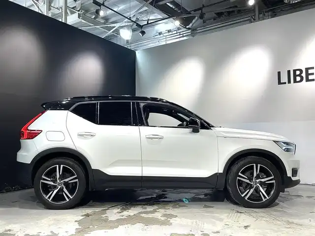 ボルボ ボルボ ＸＣ４０ B4 AWD Rデザイン 道央・札幌 2020(令2)年 1.4万km クリスタルホワイトP/ブラック チルトアップ機能付電動パノラマ・ガラス・サンルーフ/harman/Kardonプレミアムサウンド・オーディオシステム/歩行者・サイクリスト・大型動物検知機能（夜間含む）/被追突時警告機能（静止時ブレーキ維持機能付）/インターセクション・サポート（右折時対向車検知機能）/全車速追従機能付ACC/パイロットアシスト/LKA/LEDヘッドライト/衝突回避・被害軽減ブレーキ/オン・カミング・レーン・ミディゲーション/ステアリング・アシスト付BLIS/LCMA/DAC/RSI/パーク・アシスト・パイロット/360度カメラ/パワーテールゲート/パワーシート（D/N）/メモリー付パワーシート（D）/シートヒーター（D/N）/純正１９インチAW/ETC/・保証書、取扱説明書（有）/・スペアキー×１