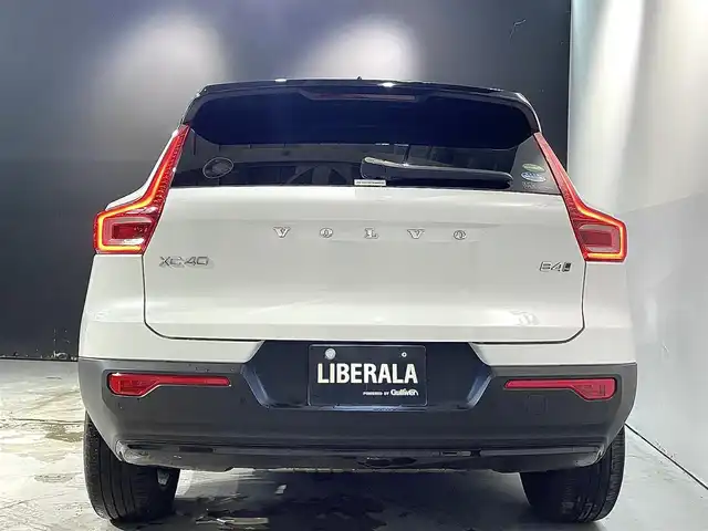ボルボ ボルボ ＸＣ４０ B4 AWD Rデザイン 道央・札幌 2020(令2)年 1.4万km クリスタルホワイトP/ブラック チルトアップ機能付電動パノラマ・ガラス・サンルーフ/harman/Kardonプレミアムサウンド・オーディオシステム/歩行者・サイクリスト・大型動物検知機能（夜間含む）/被追突時警告機能（静止時ブレーキ維持機能付）/インターセクション・サポート（右折時対向車検知機能）/全車速追従機能付ACC/パイロットアシスト/LKA/LEDヘッドライト/衝突回避・被害軽減ブレーキ/オン・カミング・レーン・ミディゲーション/ステアリング・アシスト付BLIS/LCMA/DAC/RSI/パーク・アシスト・パイロット/360度カメラ/パワーテールゲート/パワーシート（D/N）/メモリー付パワーシート（D）/シートヒーター（D/N）/純正１９インチAW/ETC/・保証書、取扱説明書（有）/・スペアキー×１