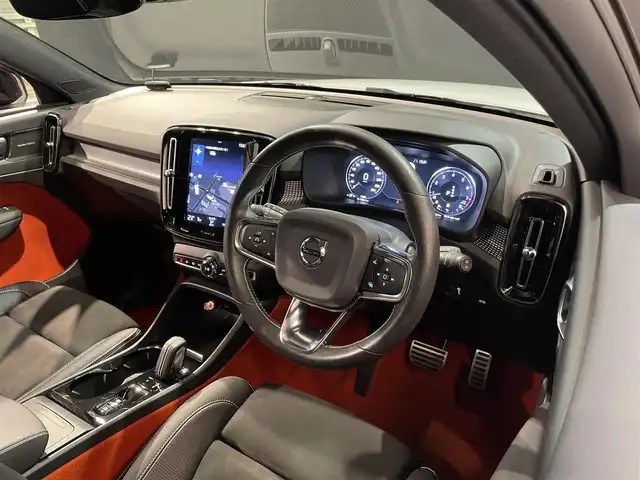 ボルボ ボルボ ＸＣ４０ B4 AWD Rデザイン 道央・札幌 2020(令2)年 1.4万km クリスタルホワイトP/ブラック チルトアップ機能付電動パノラマ・ガラス・サンルーフ/harman/Kardonプレミアムサウンド・オーディオシステム/歩行者・サイクリスト・大型動物検知機能（夜間含む）/被追突時警告機能（静止時ブレーキ維持機能付）/インターセクション・サポート（右折時対向車検知機能）/全車速追従機能付ACC/パイロットアシスト/LKA/LEDヘッドライト/衝突回避・被害軽減ブレーキ/オン・カミング・レーン・ミディゲーション/ステアリング・アシスト付BLIS/LCMA/DAC/RSI/パーク・アシスト・パイロット/360度カメラ/パワーテールゲート/パワーシート（D/N）/メモリー付パワーシート（D）/シートヒーター（D/N）/純正１９インチAW/ETC/・保証書、取扱説明書（有）/・スペアキー×１