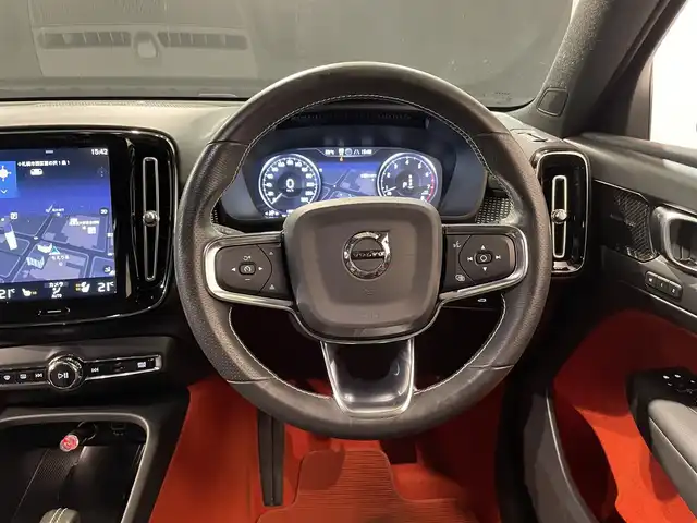 ボルボ ボルボ ＸＣ４０ B4 AWD Rデザイン 道央・札幌 2020(令2)年 1.4万km クリスタルホワイトP/ブラック チルトアップ機能付電動パノラマ・ガラス・サンルーフ/harman/Kardonプレミアムサウンド・オーディオシステム/歩行者・サイクリスト・大型動物検知機能（夜間含む）/被追突時警告機能（静止時ブレーキ維持機能付）/インターセクション・サポート（右折時対向車検知機能）/全車速追従機能付ACC/パイロットアシスト/LKA/LEDヘッドライト/衝突回避・被害軽減ブレーキ/オン・カミング・レーン・ミディゲーション/ステアリング・アシスト付BLIS/LCMA/DAC/RSI/パーク・アシスト・パイロット/360度カメラ/パワーテールゲート/パワーシート（D/N）/メモリー付パワーシート（D）/シートヒーター（D/N）/純正１９インチAW/ETC/・保証書、取扱説明書（有）/・スペアキー×１