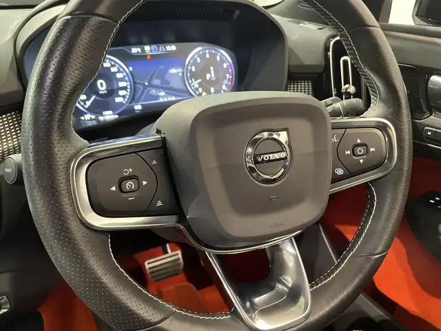 ボルボ ボルボ ＸＣ４０ B4 AWD Rデザイン 道央・札幌 2020(令2)年 1.4万km クリスタルホワイトP/ブラック チルトアップ機能付電動パノラマ・ガラス・サンルーフ/harman/Kardonプレミアムサウンド・オーディオシステム/歩行者・サイクリスト・大型動物検知機能（夜間含む）/被追突時警告機能（静止時ブレーキ維持機能付）/インターセクション・サポート（右折時対向車検知機能）/全車速追従機能付ACC/パイロットアシスト/LKA/LEDヘッドライト/衝突回避・被害軽減ブレーキ/オン・カミング・レーン・ミディゲーション/ステアリング・アシスト付BLIS/LCMA/DAC/RSI/パーク・アシスト・パイロット/360度カメラ/パワーテールゲート/パワーシート（D/N）/メモリー付パワーシート（D）/シートヒーター（D/N）/純正１９インチAW/ETC/・保証書、取扱説明書（有）/・スペアキー×１