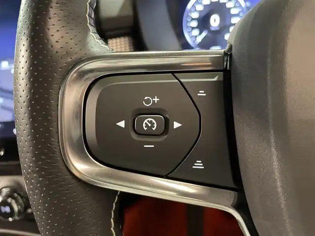 ボルボ ボルボ ＸＣ４０ B4 AWD Rデザイン 道央・札幌 2020(令2)年 1.4万km クリスタルホワイトP/ブラック チルトアップ機能付電動パノラマ・ガラス・サンルーフ/harman/Kardonプレミアムサウンド・オーディオシステム/歩行者・サイクリスト・大型動物検知機能（夜間含む）/被追突時警告機能（静止時ブレーキ維持機能付）/インターセクション・サポート（右折時対向車検知機能）/全車速追従機能付ACC/パイロットアシスト/LKA/LEDヘッドライト/衝突回避・被害軽減ブレーキ/オン・カミング・レーン・ミディゲーション/ステアリング・アシスト付BLIS/LCMA/DAC/RSI/パーク・アシスト・パイロット/360度カメラ/パワーテールゲート/パワーシート（D/N）/メモリー付パワーシート（D）/シートヒーター（D/N）/純正１９インチAW/ETC/・保証書、取扱説明書（有）/・スペアキー×１