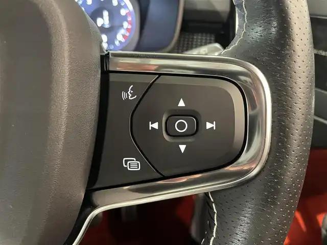 ボルボ ボルボ ＸＣ４０ B4 AWD Rデザイン 道央・札幌 2020(令2)年 1.4万km クリスタルホワイトP/ブラック チルトアップ機能付電動パノラマ・ガラス・サンルーフ/harman/Kardonプレミアムサウンド・オーディオシステム/歩行者・サイクリスト・大型動物検知機能（夜間含む）/被追突時警告機能（静止時ブレーキ維持機能付）/インターセクション・サポート（右折時対向車検知機能）/全車速追従機能付ACC/パイロットアシスト/LKA/LEDヘッドライト/衝突回避・被害軽減ブレーキ/オン・カミング・レーン・ミディゲーション/ステアリング・アシスト付BLIS/LCMA/DAC/RSI/パーク・アシスト・パイロット/360度カメラ/パワーテールゲート/パワーシート（D/N）/メモリー付パワーシート（D）/シートヒーター（D/N）/純正１９インチAW/ETC/・保証書、取扱説明書（有）/・スペアキー×１